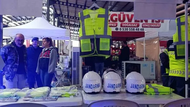Çivril’de Jandarmadan Trafik Güvenliği İçin Reflektörlü Yelek Desteği