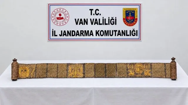 İpekyolu’nda Altın Yaldızlı Tevrat Olduğu Değerlendirilen Eser Bulundu İpekyolu’nda Altın Yaldızlı Tevrat Olduğu Değerlendirilen Eser Bulundu