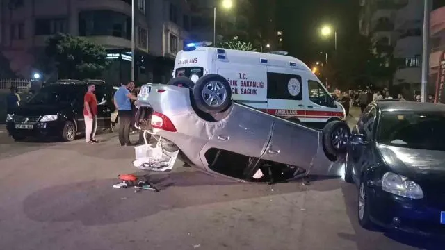 Karaköprü'de Çarpışan İ̇ki Otomobilde Polis Memuru Yaralandı