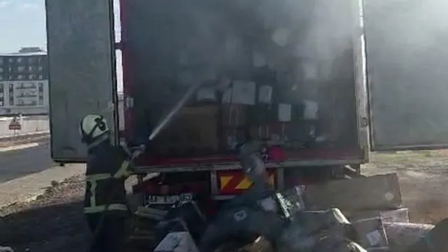 Batman'da Kargo Kamyonunun Kasasında Yangın: Paketler Hasar Gördü