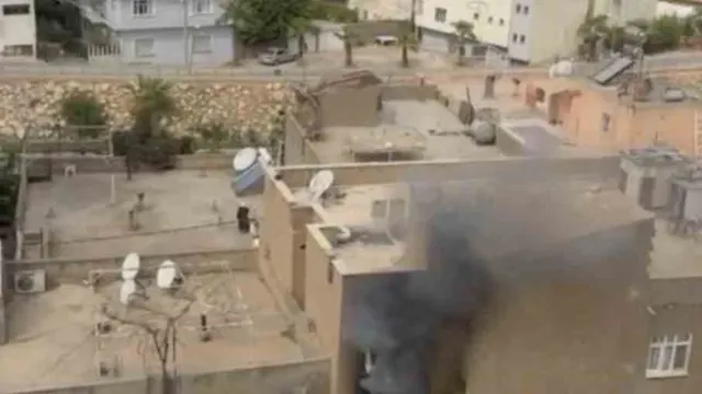 Mardin Nusaybin'de Yangında Mahsur Kalan 2 Kişi Balkondan Tahliye Edildi Mardin Nusaybin'de Yangında Mahsur Kalan 2 Kişi Balkondan Tahliye Edildi
