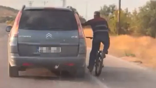 Elazığ Yolunda Bisikletlinin Tehlikeli Araç Yolculuğu Kamerada Elazığ Yolunda Bisikletlinin Tehlikeli Araç Yolculuğu Kamerada