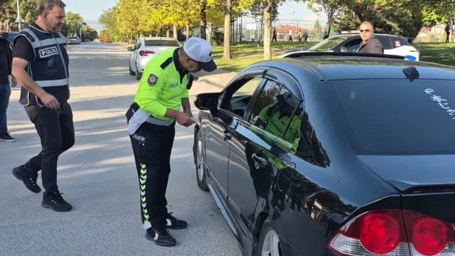 Eskişehir'de Emniyet Ekiplerinden Okul Çevreleri Ve Servislere Denetim