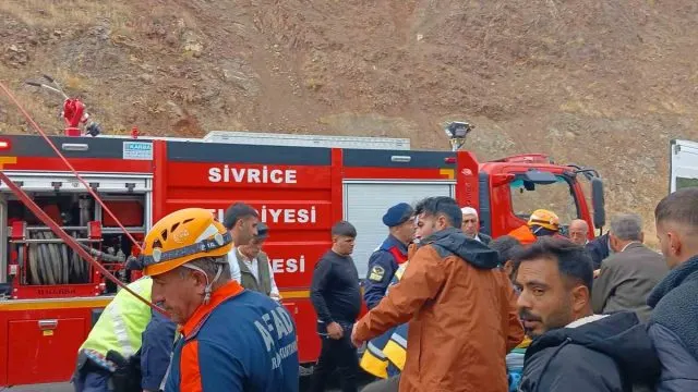 Elazığ'da Canlı Hayvan Tırı Devrildi: Sürücü Yaralandı, Çok Sayıda Küçükbaş Telef Oldu Elazığ'da Canlı Hayvan Tırı Devrildi: Sürücü Yaralandı, Çok Sayıda Küçükbaş Telef Oldu