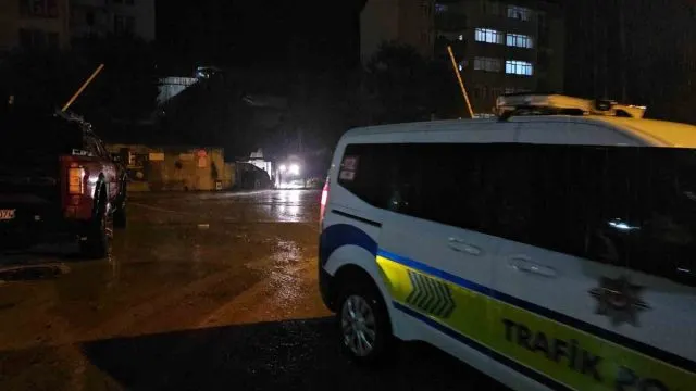 İstinat Duvarı Çöktü, İki Araç Toprak Altında Kaldı İstinat Duvarı Çöktü, İki Araç Toprak Altında Kaldı