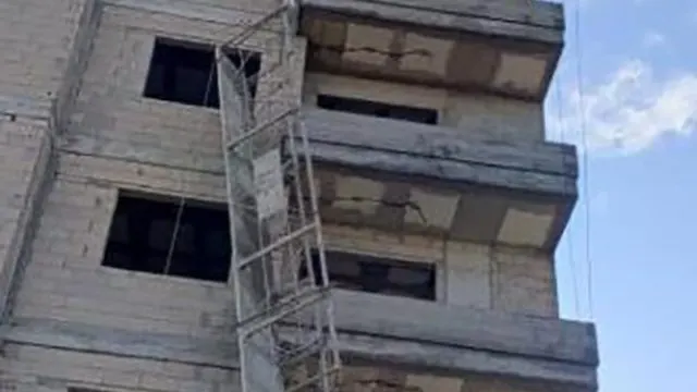 Tarsus’ta İnşaat İskelesinden Düşen İşçilerden Biri Öldü Tarsus’ta İnşaat İskelesinden Düşen İşçilerden Biri Öldü