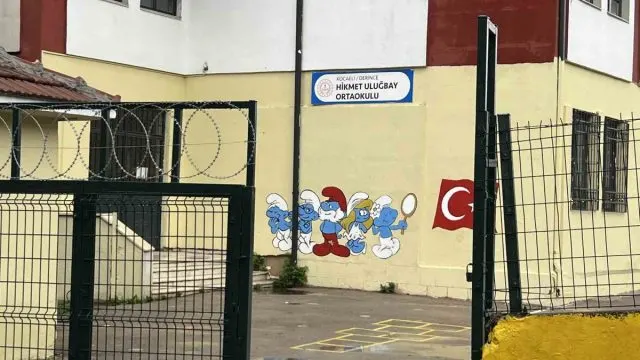 Derince'de Sınıf Tavanındaki Sıvalar Düştü: 3 Öğrenci Yaralandı Derince'de Sınıf Tavanındaki Sıvalar Düştü: 3 Öğrenci Yaralandı