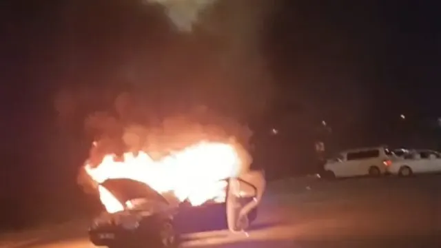 Akçaabat’ta Düğün Konvoyundaki Otomobil Yandı
