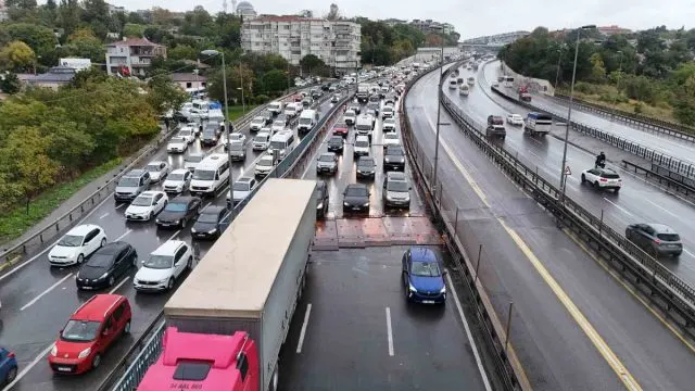 Küçükçekmece D-100'de Yağmur Ve Kasis Trafiği Kilitledi