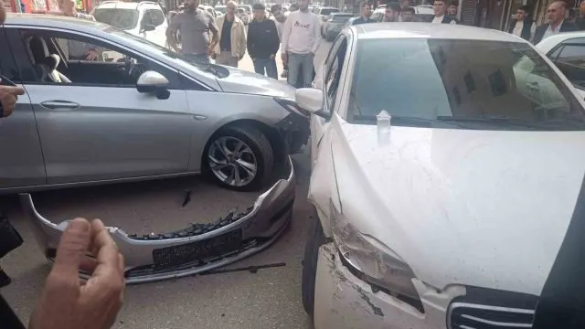 Yenidoğan Çarşısı'nda İki Araç Çarpıştı: Yaralanan Yok