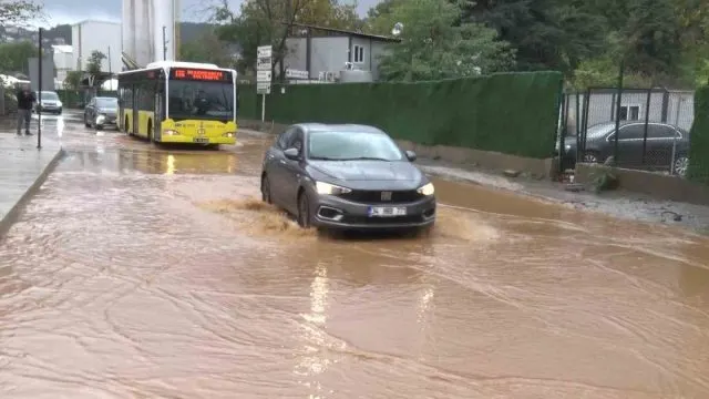 Beykoz'da Sağanak Sonrası Taşan Rögar Ulaşımı Aksattı Beykoz'da Sağanak Sonrası Taşan Rögar Ulaşımı Aksattı