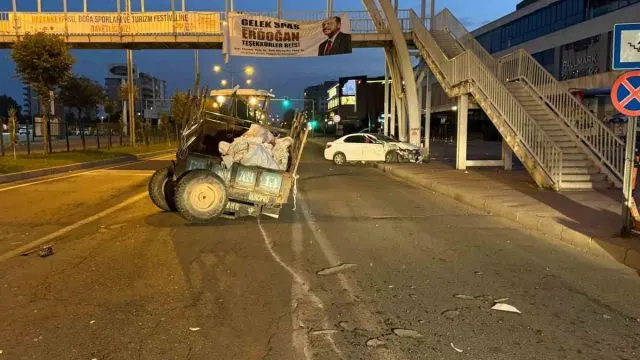 Batman Gültepe'de Traktör Ve Otomobil Çarpıştı Batman Gültepe'de Traktör Ve Otomobil Çarpıştı