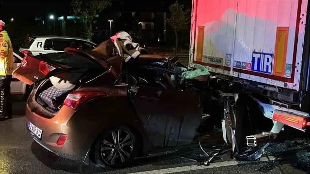 Selçuklu’da Lastiği Patlayan Tıra Çarpan Otomobilde 2 Yaralı