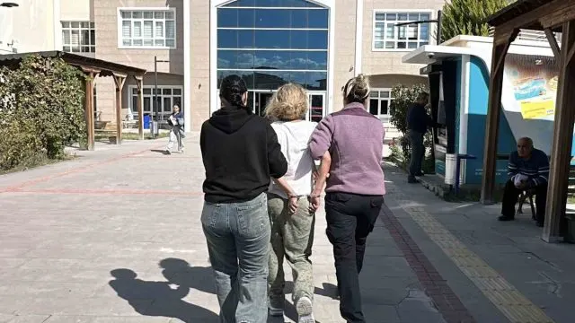 Burdur’da Polise Direnen Ukrayna Uyruklu Kadın Adliyeye Sevk Edildi Burdur’da Polise Direnen Ukrayna Uyruklu Kadın Adliyeye Sevk Edildi