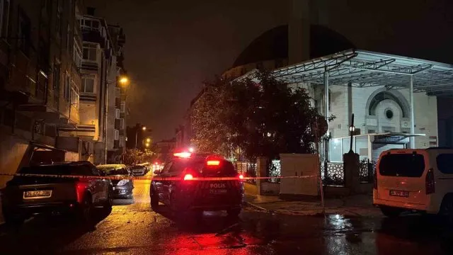 Küçükçekmece’de Minareden Düşen Kurşun Levhalar Sokağı Kapattı Küçükçekmece’de Minareden Düşen Kurşun Levhalar Sokağı Kapattı