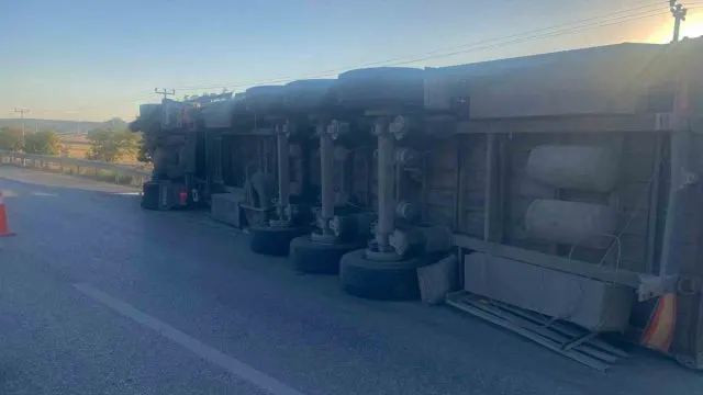Konya Kulu'da Pancar Yüklü Tır Devrildi: 1 Yaralı