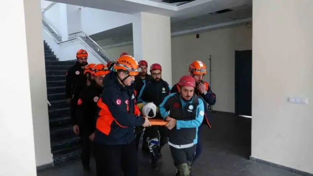 Kars'ta Afet Tatbikatında Öğrenciler Okuldan Tahliye Edildi