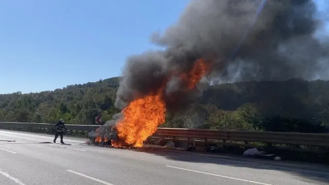 Samsun Kavak'ta Seyir Halindeki Otomobil Yandı, 2'si Çocuk 4 Kişi Kurtuldu