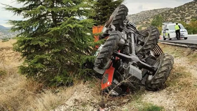 Burdur Çavdır'da Traktör Şarampole Devrildi: Sürücü Yaralandı