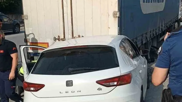 Mersin Tarsus'ta Park Halindeki Tıra Çarpan Otomobilin Sürücüsü Yaralandı Mersin Tarsus'ta Park Halindeki Tıra Çarpan Otomobilin Sürücüsü Yaralandı