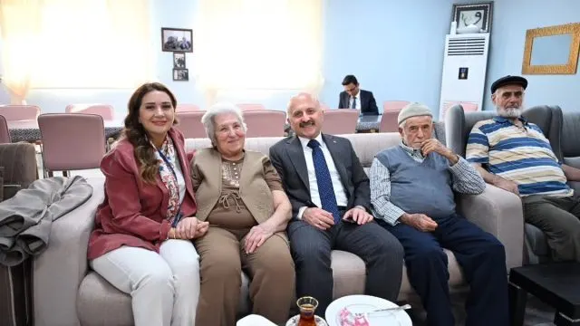 Aydın Valisi Varol’dan Yaşlı Bakım Merkezine Ziyaret Aydın Valisi Varol’dan Yaşlı Bakım Merkezine Ziyaret