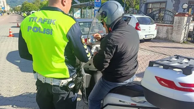 Cide'de Asayiş Denetimi: 690 Kişi Sorgulandı, 7 Araca Ceza Cide'de Asayiş Denetimi: 690 Kişi Sorgulandı, 7 Araca Ceza