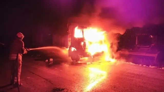Kumlu’da Araç Yangını Kısa Sürede Söndürüldü Kumlu’da Araç Yangını Kısa Sürede Söndürüldü