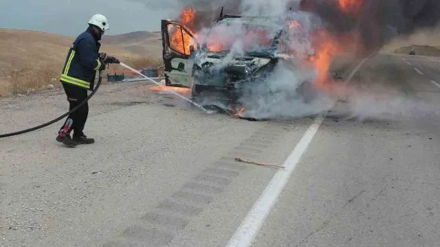 Van Edremit’te Seyir Halindeki Kamyonet Alevlere Teslim Oldu Van Edremit’te Seyir Halindeki Kamyonet Alevlere Teslim Oldu