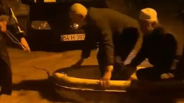 Akyazı’da Sel Sularında Mahsur Kalan İmam Ve Cemaat Kayıkla Kurtarıldı