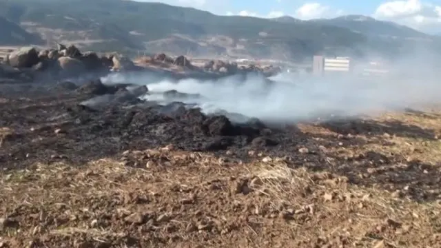 Gaziantep İslahiye'de Anız Yangını Traktörlerle Söndürüldü Gaziantep İslahiye'de Anız Yangını Traktörlerle Söndürüldü