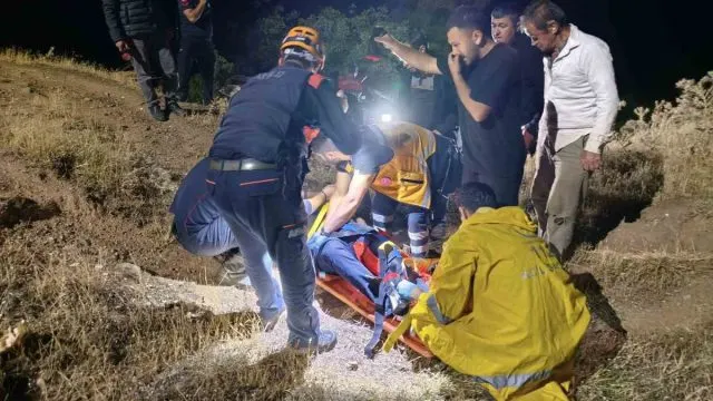 Aydın Efeler’de Otomobil Uçuruma Devrildi: 1 Yaralı Kurtarıldı Aydın Efeler’de Otomobil Uçuruma Devrildi: 1 Yaralı Kurtarıldı