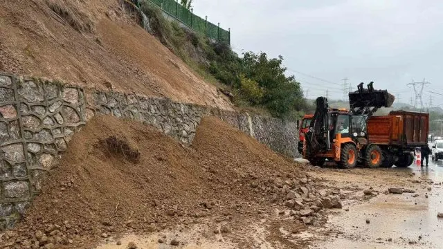 Serdivan'da D-100 Yolunda Toprak Kayması Ulaşımı Aksattı Serdivan'da D-100 Yolunda Toprak Kayması Ulaşımı Aksattı