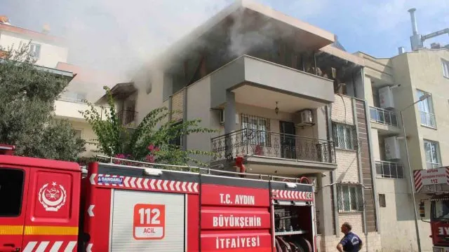 Aydın Efeler'de Üç Katlı Apartmanda Çatı Yangını