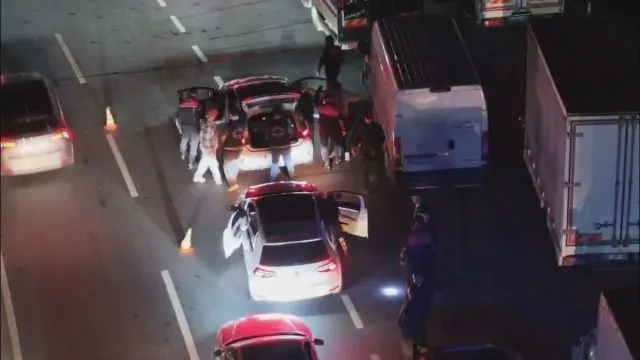Küçükçekmece Denetimlerinde Ruhsatsız Tabanca Ve Çalıntı Motosiklet Ele Geçirildi