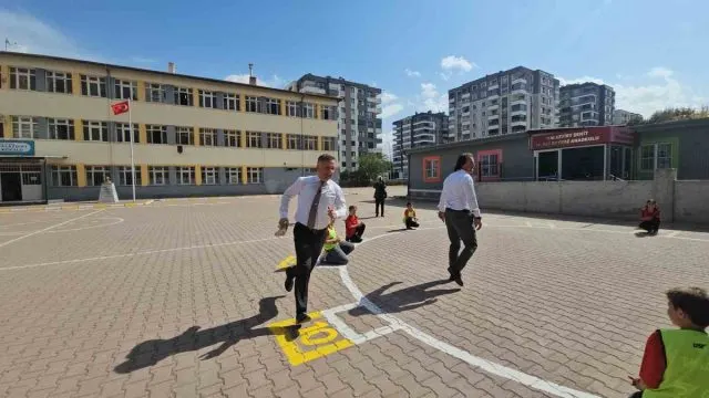 Coşkun Esen, Malazgirt İlkokulu’nda Öğrencilerle Geleneksel Oyun Oynadı