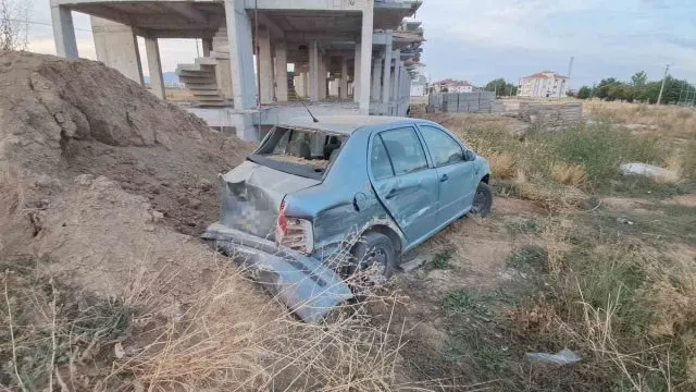 Karaman'da Kavşakta Çarpışan Pikap Ve Otomobilde 2 Kişi Yaralandı