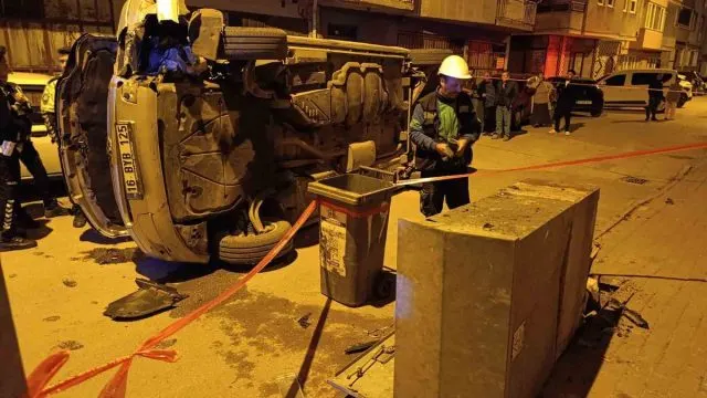 Bursa İnegöl'de Minibüs Elektrik Panosuna Çarpıp Devrildi Bursa İnegöl'de Minibüs Elektrik Panosuna Çarpıp Devrildi