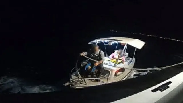Aydın Didim Açıklarında Arızalanan Tekneden İki Kişi Kurtarıldı Aydın Didim Açıklarında Arızalanan Tekneden İki Kişi Kurtarıldı