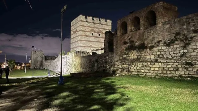 Zeytinburnu'nda Topkapı Surları Yakınında Kimliği Belirsiz Erkek Bulundu