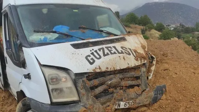 Gerger'de Yolcu Minibüsü Şarampole Girdi Gerger'de Yolcu Minibüsü Şarampole Girdi