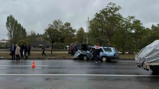 Orhangazi Yolunda Minibüsle Çarpışan Otomobildeki Sürücü Öldü Orhangazi Yolunda Minibüsle Çarpışan Otomobildeki Sürücü Öldü