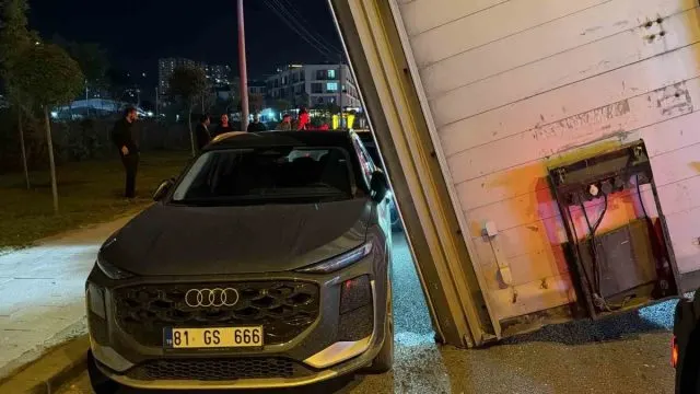 Düzce’de Devrilen Dorse, Park Halindeki Araçlara Santimlerle Kaldı