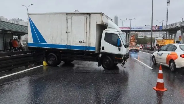 Haramidere'de Kamyonet Bariyerlere Çarptı, Trafik Kilitlendi