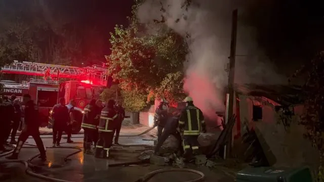 Erzincan'da Müstakil Evdeki Odunluk Yangını Çevre Binalara Sıçramadan Söndürüldü