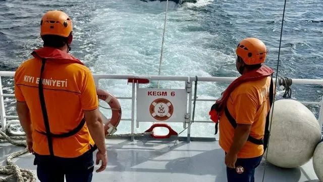 Makine Arızası Nedeniyle Sürüklenen Tekne Eceabat'ta Emniyete Alındı Makine Arızası Nedeniyle Sürüklenen Tekne Eceabat'ta Emniyete Alındı