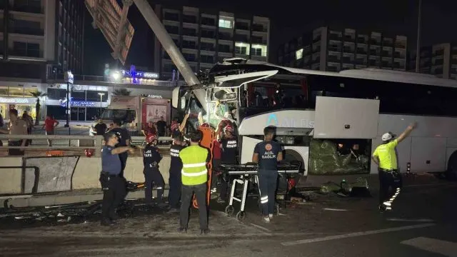 Adana'da Yolcu Otobüsü Alt Geçit Duvarına Çarptı: 11 Yaralı