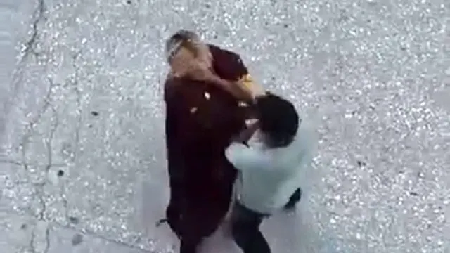 Eskişehir’de Kadına Cadde Ortasında Şiddet Uygulayıp Sürükledi Eskişehir’de Kadına Cadde Ortasında Şiddet Uygulayıp Sürükledi