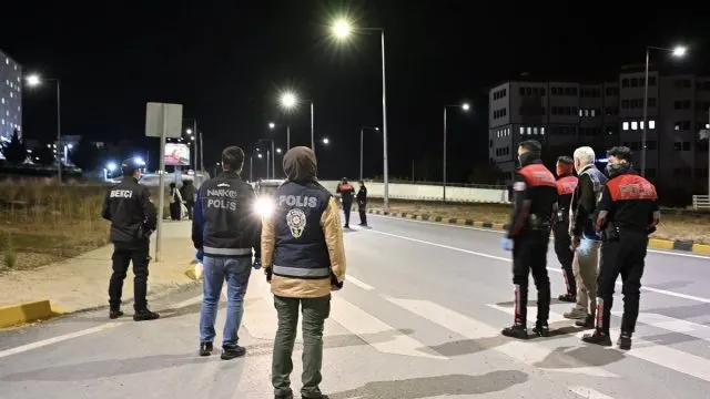 Çankırı'da Polis Ekiplerinden Kyk Yurtları Çevresinde Denetim Çankırı'da Polis Ekiplerinden Kyk Yurtları Çevresinde Denetim