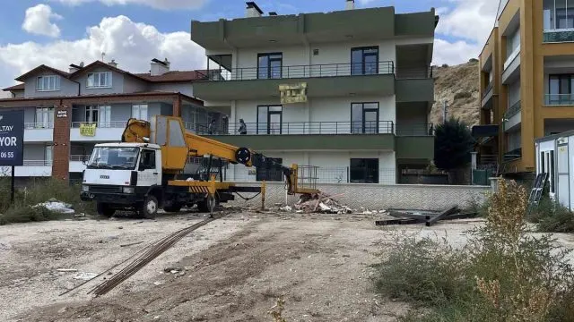 Meram'da Sepetli Vinçten Düşen İşçi Yaralandı Meram'da Sepetli Vinçten Düşen İşçi Yaralandı