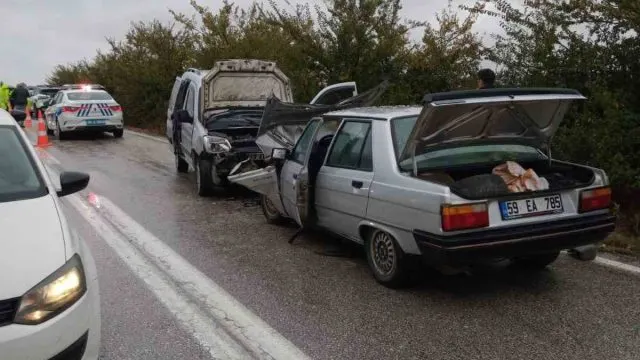 Şarköy Yolunda İki Araç Çarpıştı: 7 Yaralı Şarköy Yolunda İki Araç Çarpıştı: 7 Yaralı